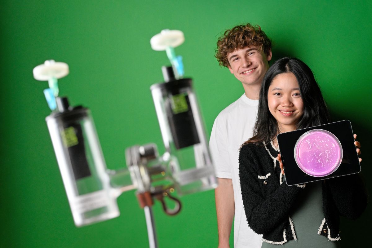 Anthony Eliot Striker und Tina Thao-Nhi Schatz bauten eine Brennstoffzelle, die Strom mithilfe von bioelektrischen Mikroorganismen erzeugt (Foto: Jugend forscht)