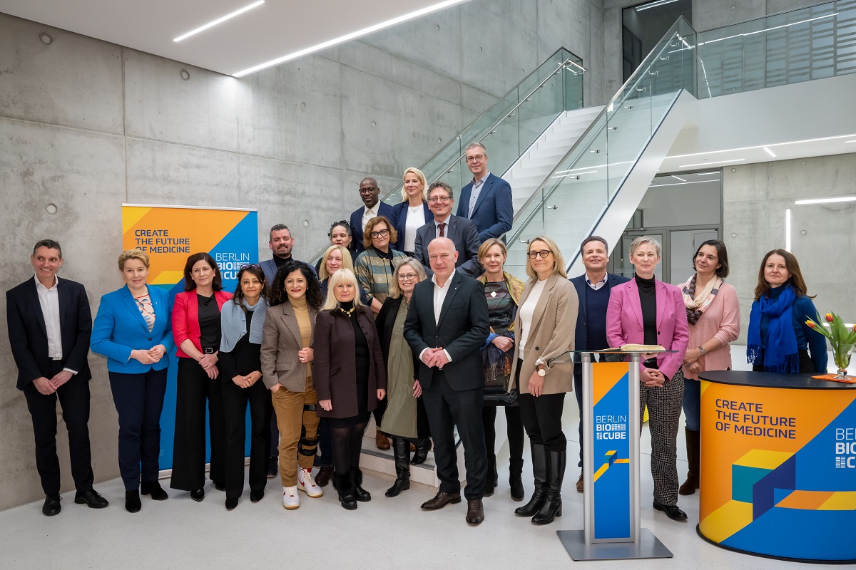 Der Regierende Bürgermeister Kai Wegner, Bezirksbürgermeisterin Dr. Cordelia Koch, Mitglieder von Senat und Bezirksamt sowie Vertreter:innen der Campus-Einrichtungen (Foto: Peter Himsel/Campus Berlin-Buch GmbH)